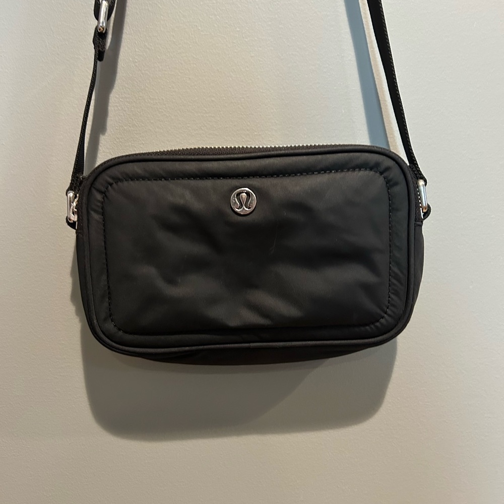lululemon cross body camera bag